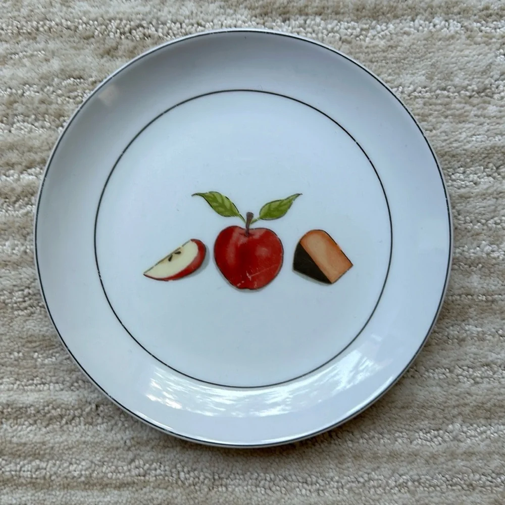 Set of 4 Crate&Barrel Nancy Green Fruit From age Appetizer Desert Plates